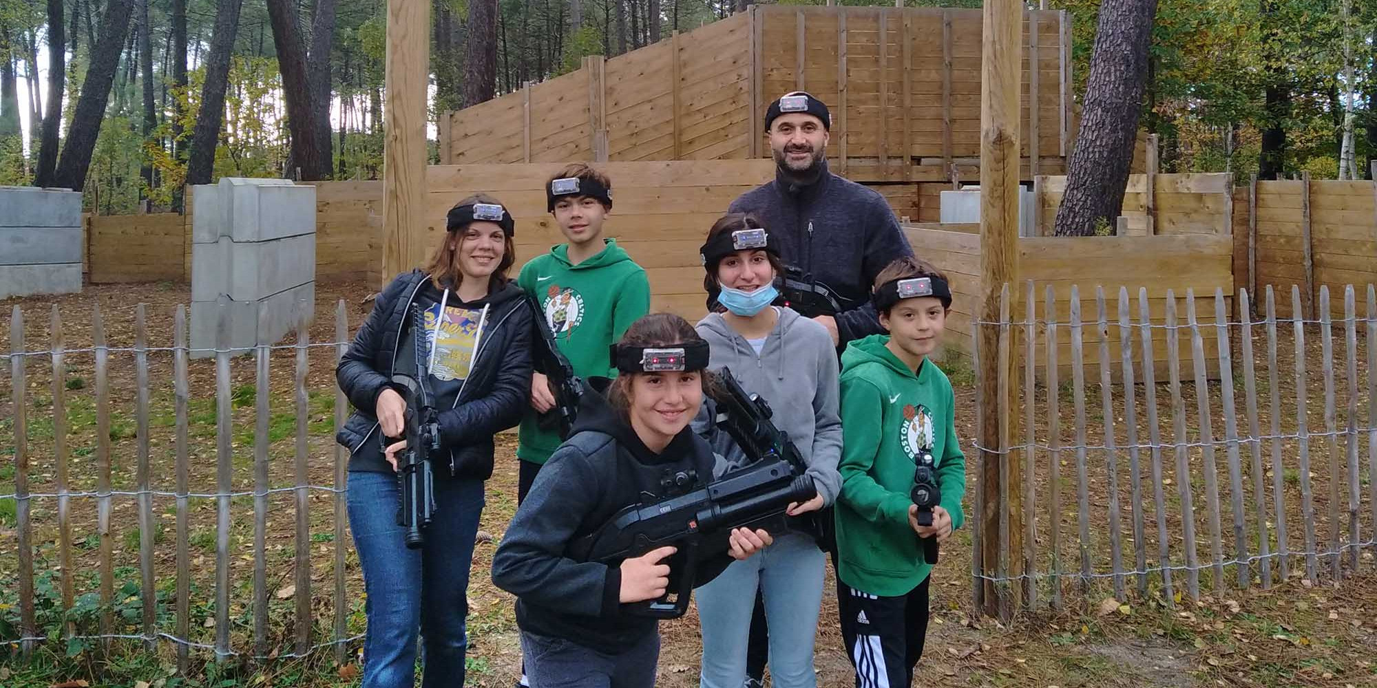 Groupe d'enfant devant le terrain de laser game