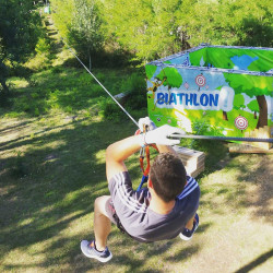 Un homme fait de la tyrolienne 