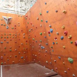 Mur d'escalade pour le bloc