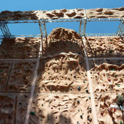 Mur d'escalade vu du bas