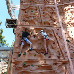 Mur d'escalade vu du bas