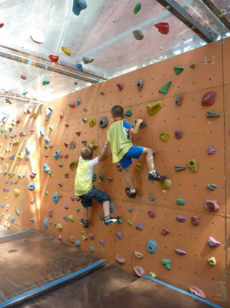 Deux enfants grimpent sur le mur de bloc