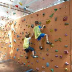 Deux enfants grimpent sur le mur de bloc