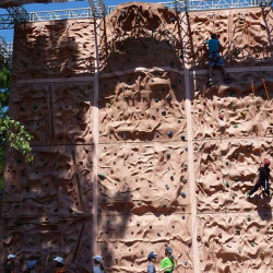 Mur d'escalade vu de loin