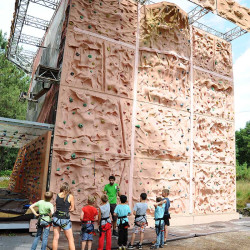 Mur d'escalade vu de loin