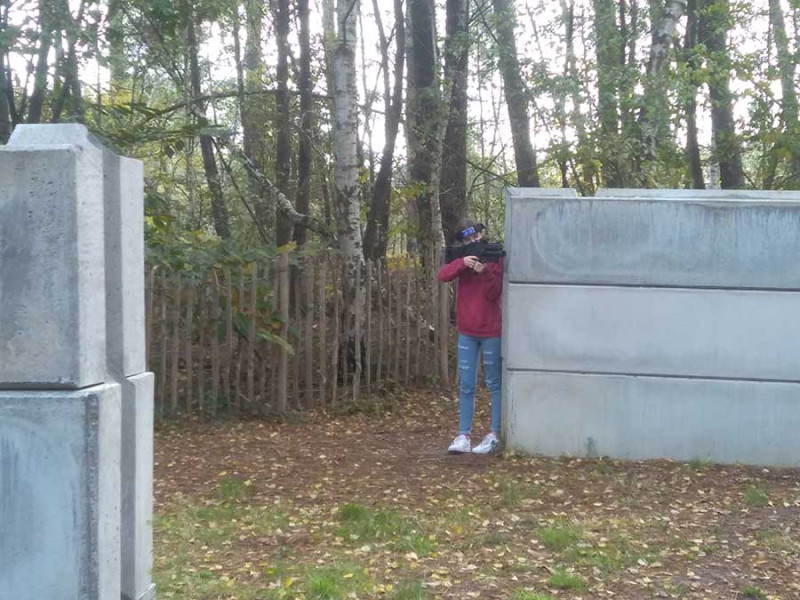 Enfant qui joue au laser game