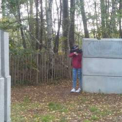 Enfant qui joue au laser game