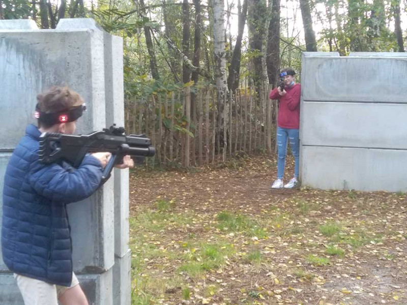 Enfant qui joue au laser game