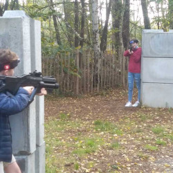Enfant qui joue au laser game