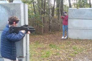 Enfant qui joue au laser game