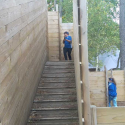 Enfant qui joue au laser game