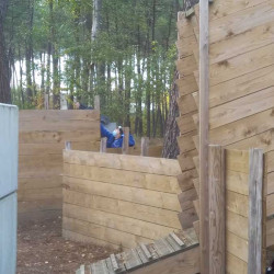 Enfant qui joue au laser game