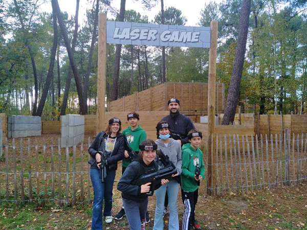 Groupe d'enfant devant le terrain de laser game