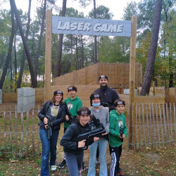 Groupe d'enfant devant le terrain de laser game