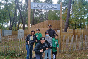 Groupe d'enfant devant le terrain de laser game