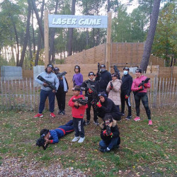 Groupe d'enfant devant le terrain de laser game