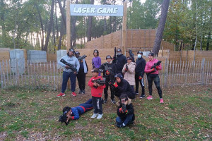 Groupe d'enfant devant le terrain de laser game