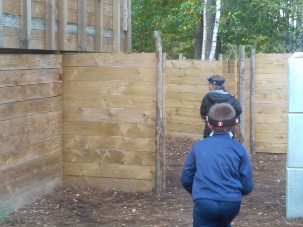 Enfant qui joue au laser game