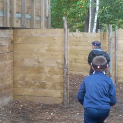 Enfant qui joue au laser game