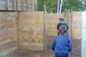 Enfant qui joue au laser game