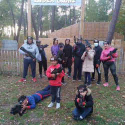 Groupe d'enfant devant le terrain de laser game