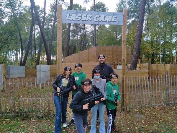 Enfant qui joue au laser game