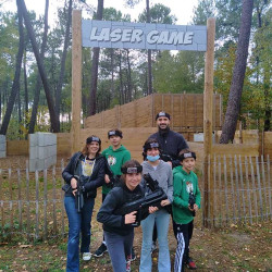 Enfant qui joue au laser game