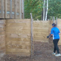 Enfant qui joue au laser game