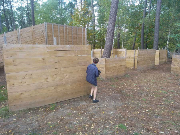 Enfant qui joue au laser game