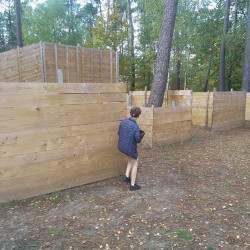 Enfant qui joue au laser game