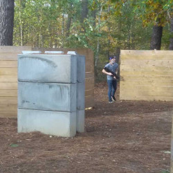 Enfant qui joue au laser game