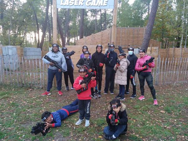 Groupe d'enfant devant le terrain de laser game