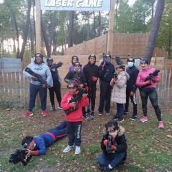 Groupe d'enfant devant le terrain de laser game