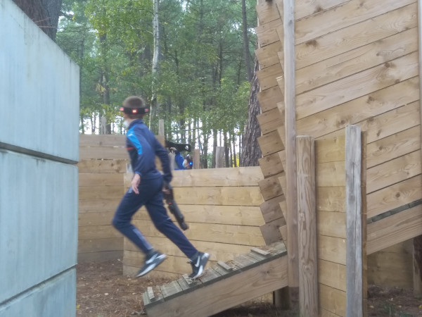 Enfant qui joue au laser game