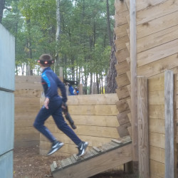 Enfant qui joue au laser game