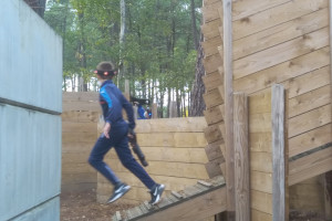 Enfant qui joue au laser game