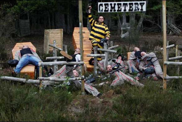 Groupe d'adulte dans le thème cimetière