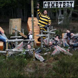 Groupe d'adulte dans le thème cimetière