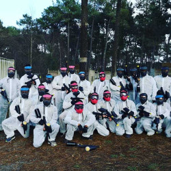 Groupe d'adulte devant le terrain de paintball