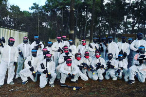 Groupe d'adulte devant le terrain de paintball