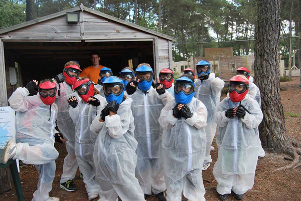 Groupe d'enfants devant le terrain de paintball