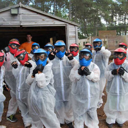 Groupe d'enfants devant le terrain de paintball