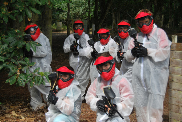 Groupe d'adulte devant le terrain de paintball