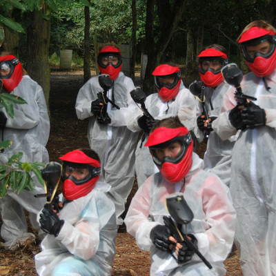 Groupe d'adulte devant le terrain de paintball