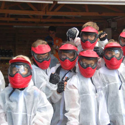 Groupe d'enfants devant le terrain de paintball