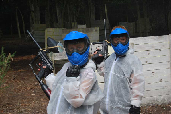 deux enfants devant le terrain de paintball