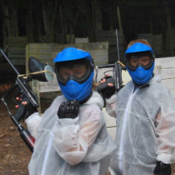 deux enfants devant le terrain de paintball