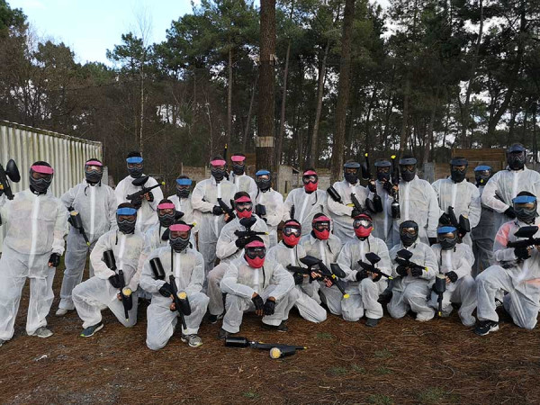 Groupe d'adulte devant le terrain de paintball