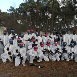 Groupe d'adulte devant le terrain de paintball