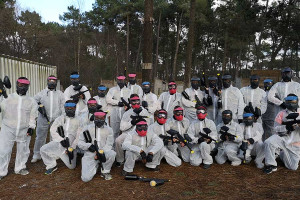 Groupe d'adulte devant le terrain de paintball